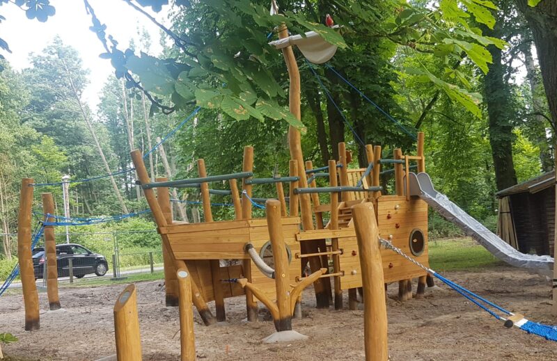 Die Vorfreude steigt: Der Abenteuer-Spielplatz am Möllensee in Kagel-Finkenstein nimmt Tag für Tag mehr Gestalt an. Foto: Anke Beißer