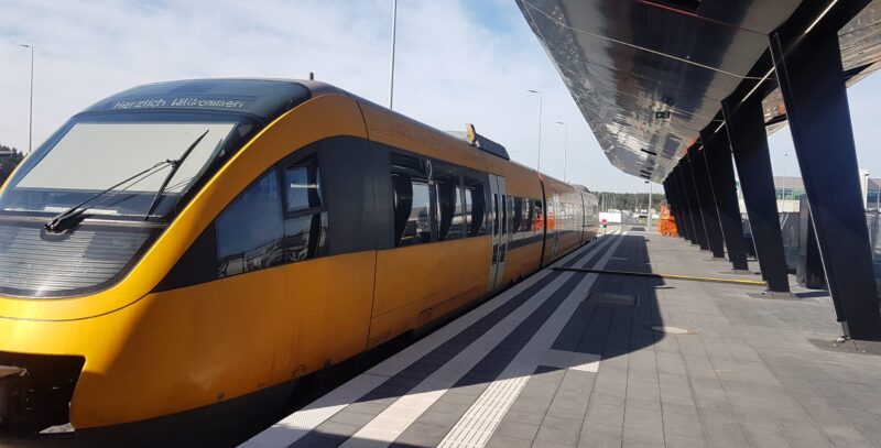 Shuttle für alle: Der Giga-Train im Bahnhof Tesla-Süd Freienbrink. Foto: Anke Beißer