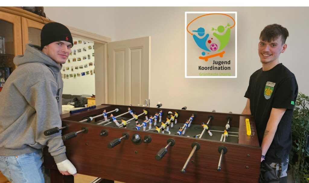 Letzte Handgriffe: Dem Jugendclub Grünheide wurde ein Tischkicker spendiert. Praktikant Niklas Raguse (links) und Jugendkoordinator Felix Jahnke müssen nun noch den passenden Platz finden. Foto: Anke Beißer