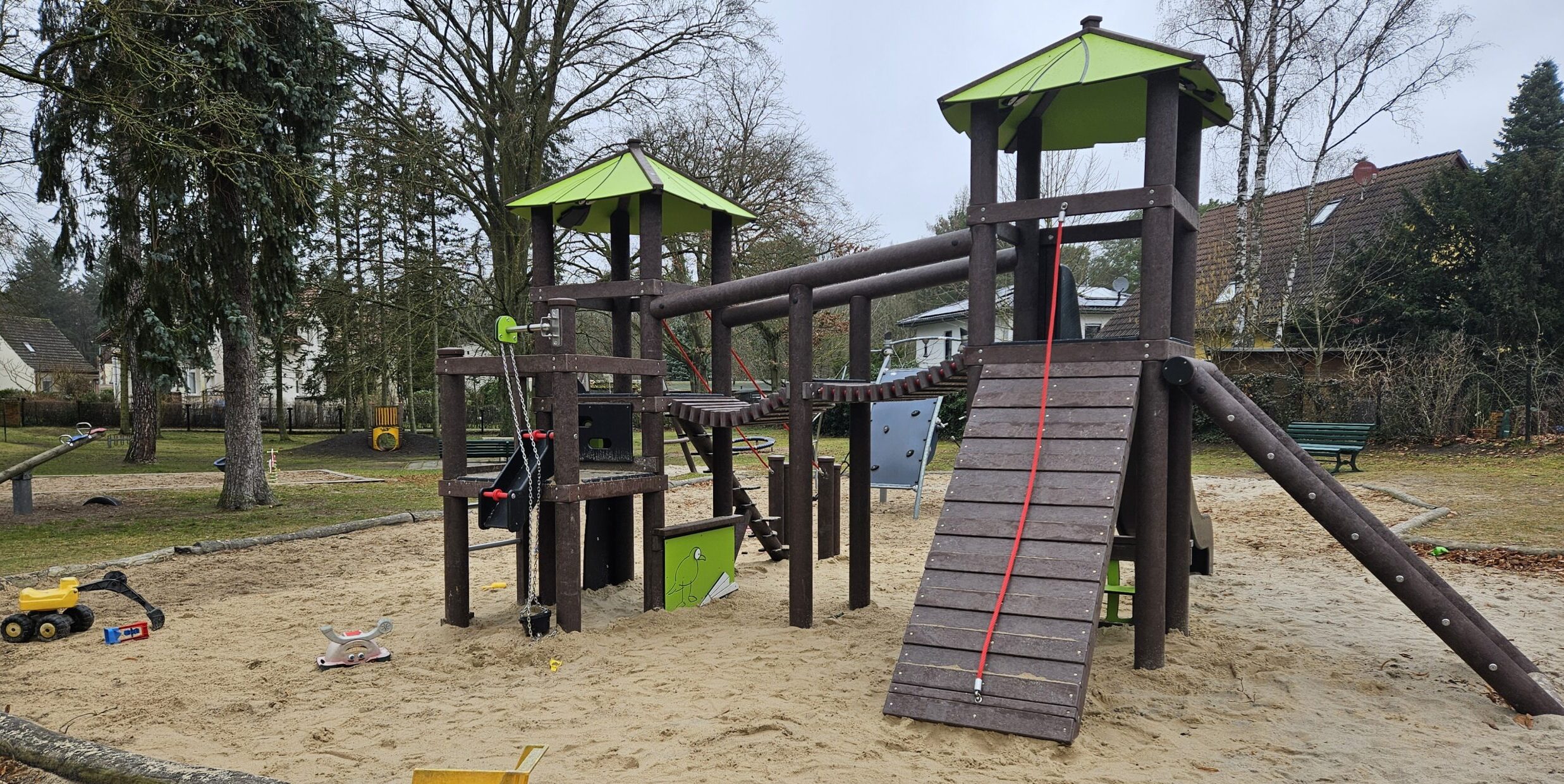 Nagelneu und in Besitz genommen: Seit einer Woche (16. Februar) ist der neue Spielturm in Altbuchhorst freigegeben. Foto: Anke Beißer