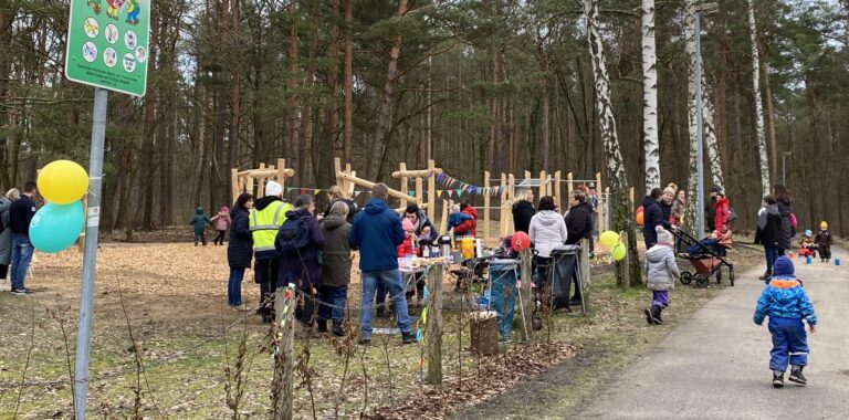 Fertig und in Besitz genommen: Der neue Spielplatz am Ortsrand von Fangschleuse wurde jetzt mit einem kleinen Fest eingeweiht. Foto: Juliane Wulf