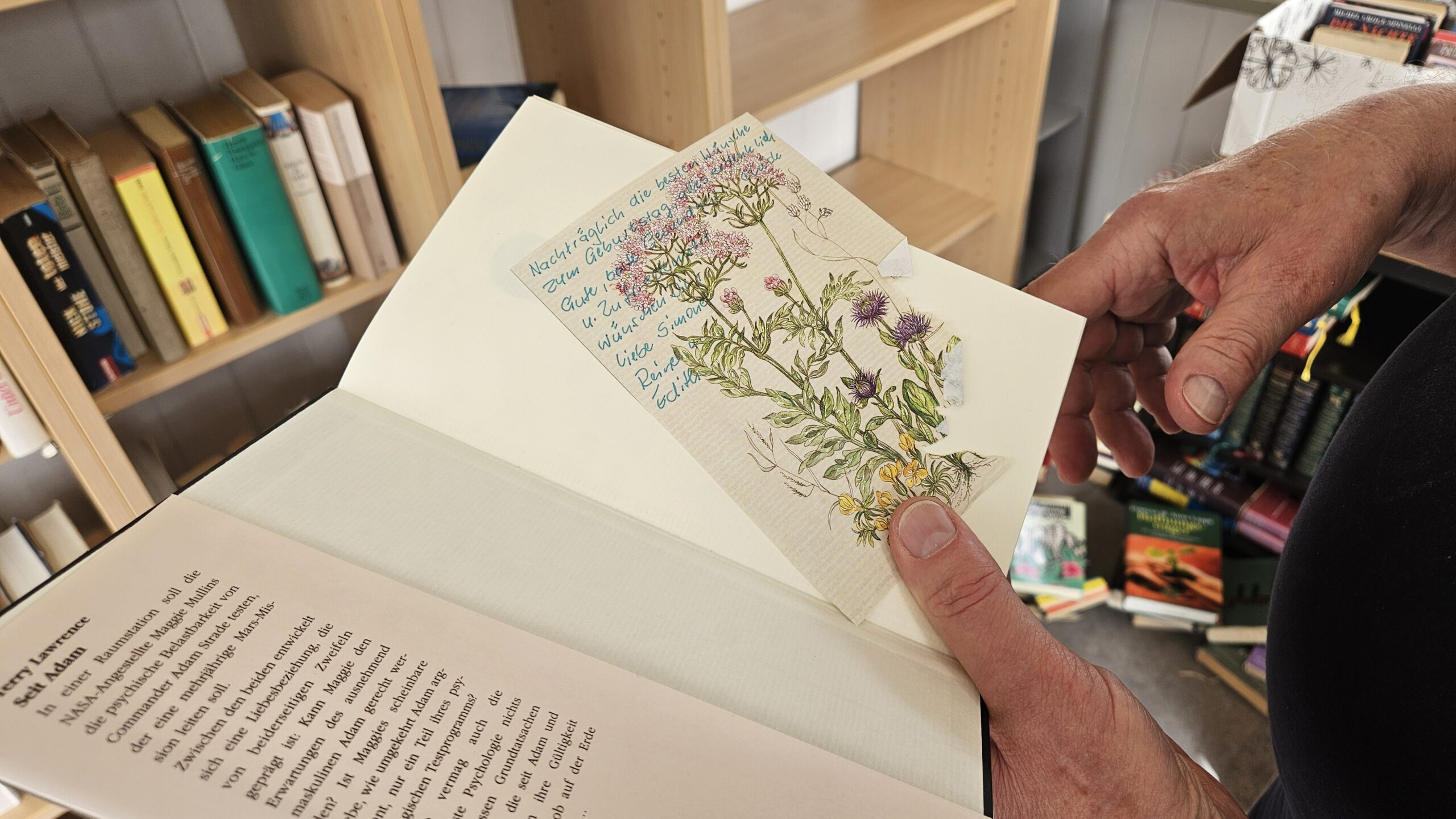 Überraschung: Burkhard Teichert findet in manchem Buch noch Erinnerungen an die einstigen Besitzer - Grußkarten und auch Widmungen. Foto: Anke Beißer