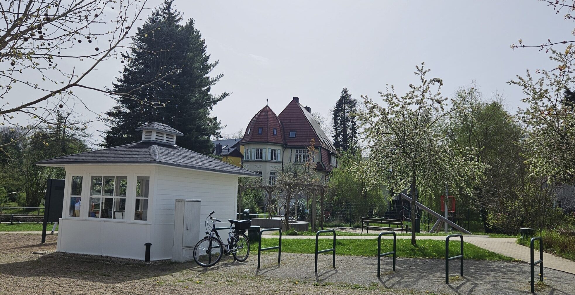 Beliebter Ort zum Stöbern: Der Bücherpavillon im Bürgerpark Grünheide wird von Leseratten gern besucht. Foto: Anke Beißer
