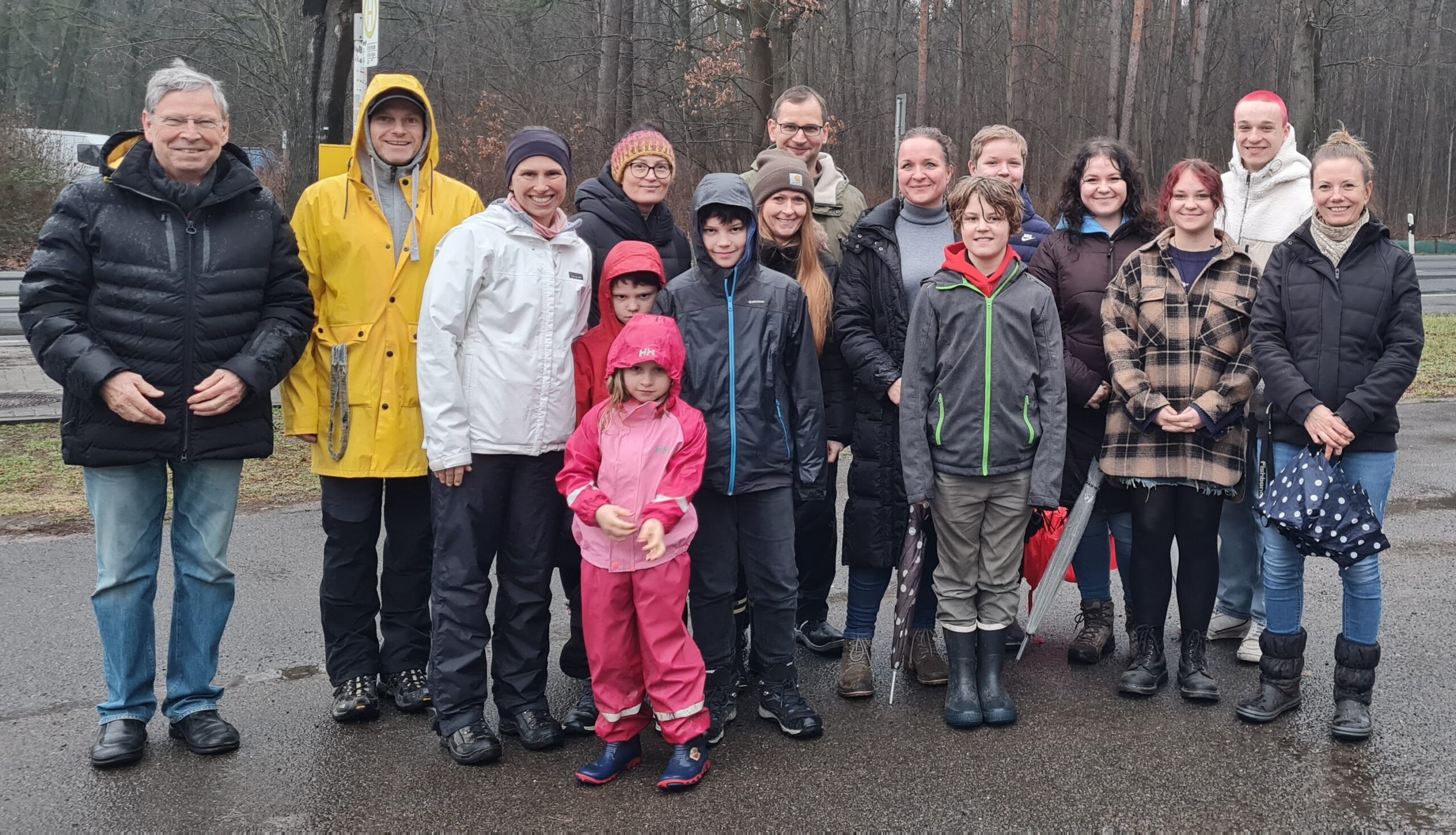 Bei Wind und Wetter unterwegs: Sie alle gehören zu den Ehrenamtlern, die 2024 die Krötenwanderung abgesichert haben. Foto: Ronja Galow