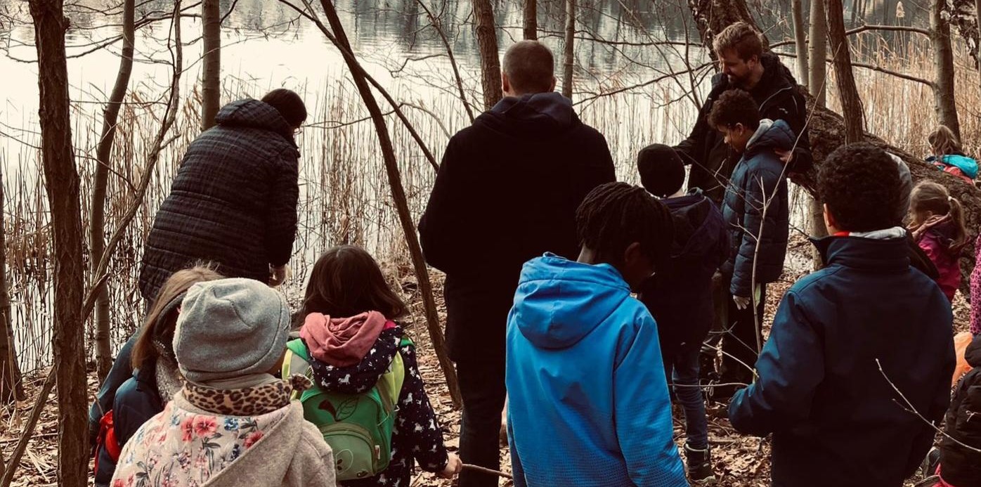 Ein besonderer Ausflug: Die Vorschulkinder aus der Kita Regenbogenhaus haben Kröten nicht nur über die Straßen sondern bis zum Priestersee gebracht. Foto: Lea Weinand