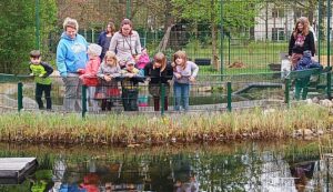 Zu Besuch beim Wappentier: Nach dem Bastelnnachmittag im Familienzentrum ging es am Mittwoch (10. April) noch zu einer Stippvisite ins benachbarte Schildkrötengehege. Foto: Marlies Eyck