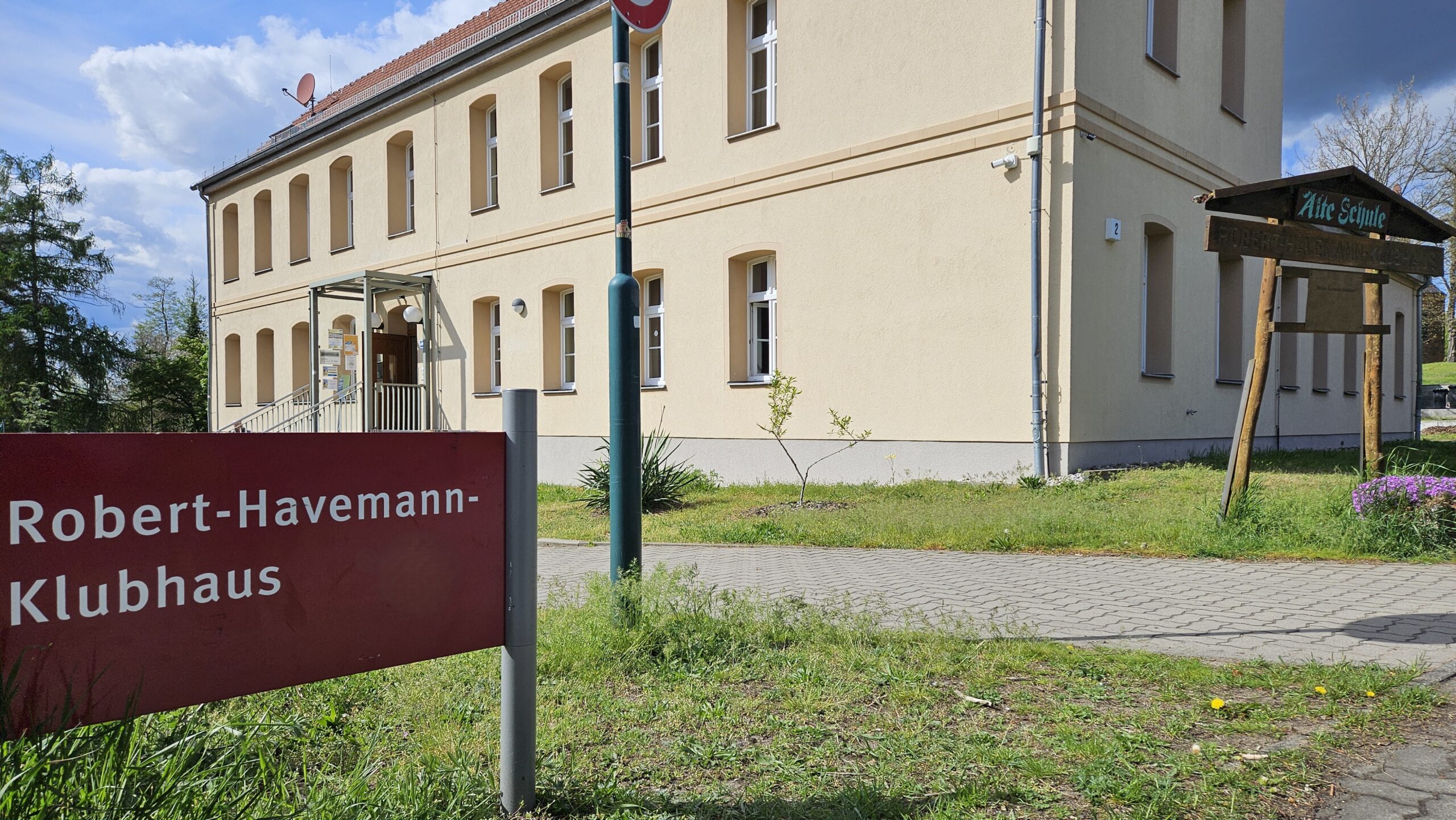 Ort mit Geschichte: Das Havemann-Klubhaus von Grünheide ist in der einstige Schule untergebracht - einer der Stopps auf Reinhard Großes City-Runde - und heute (unterm Dach) Domizil des Heimatvereins. Foto: Anke Beißer