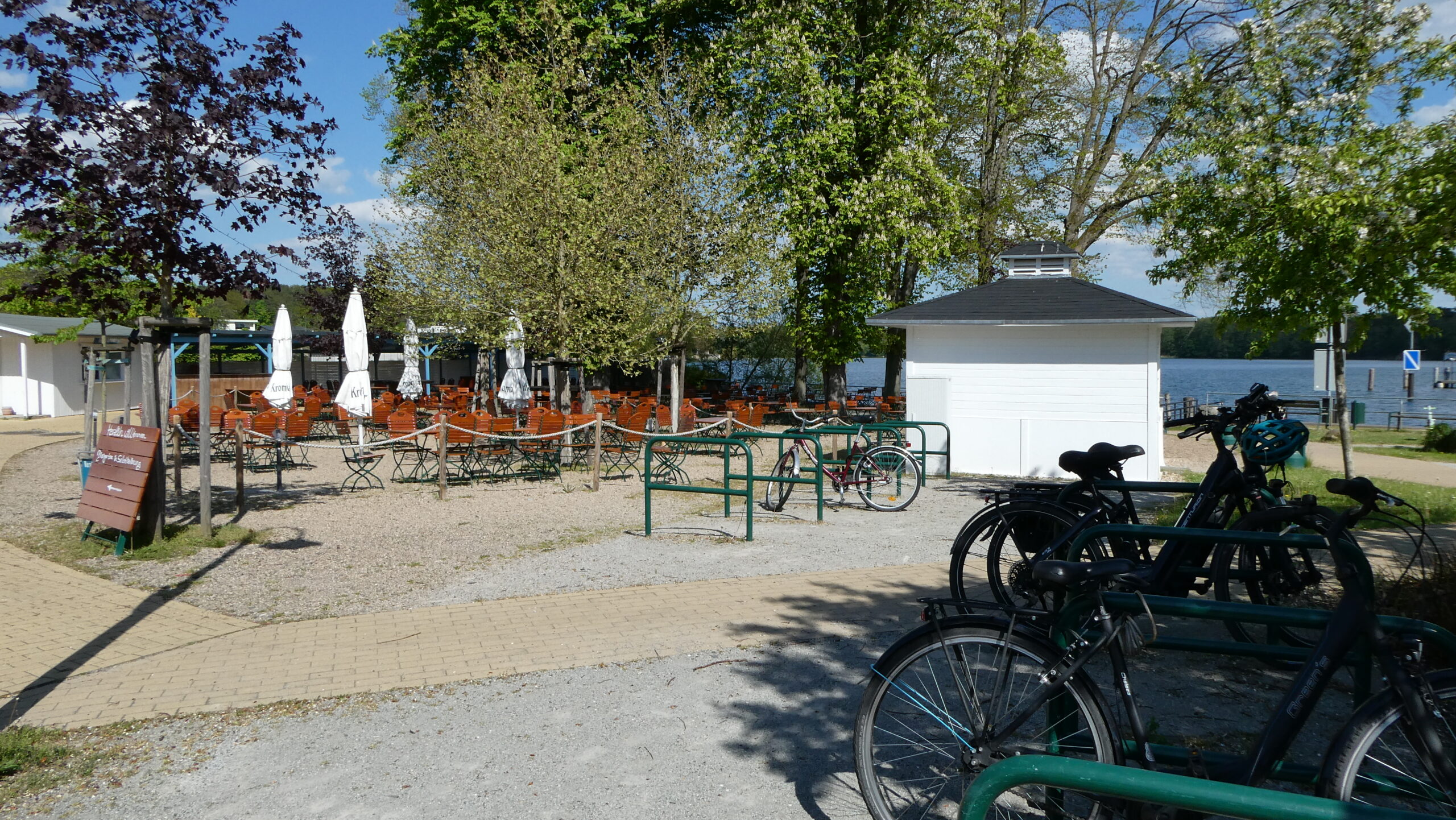 Öffnet als Erstes: der Biergarten mit Blick auf den Peetzsee Foto: Anke Beißer