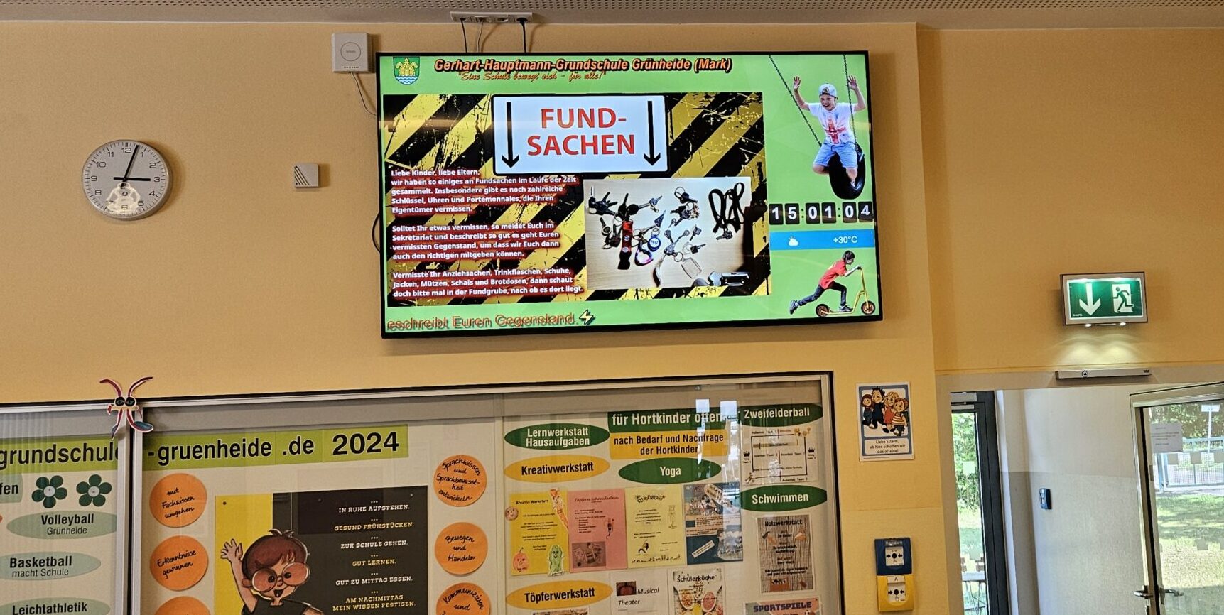 Das Schwarze Brett der Neuzeit: Ein großer Screen im Foyer der Grundschule wird für wichtige Informationen genutzt. Foto: Anke Beißer