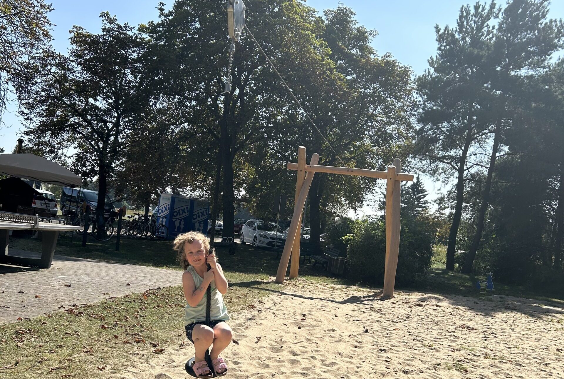 Auf die Plätze, fertig, los: Paula Schnitzer probiert auf dem Spielplatz neben dem Festgelände in Mönchwinkel die neue Seilrutsche aus. Foto: Pauline Thiel