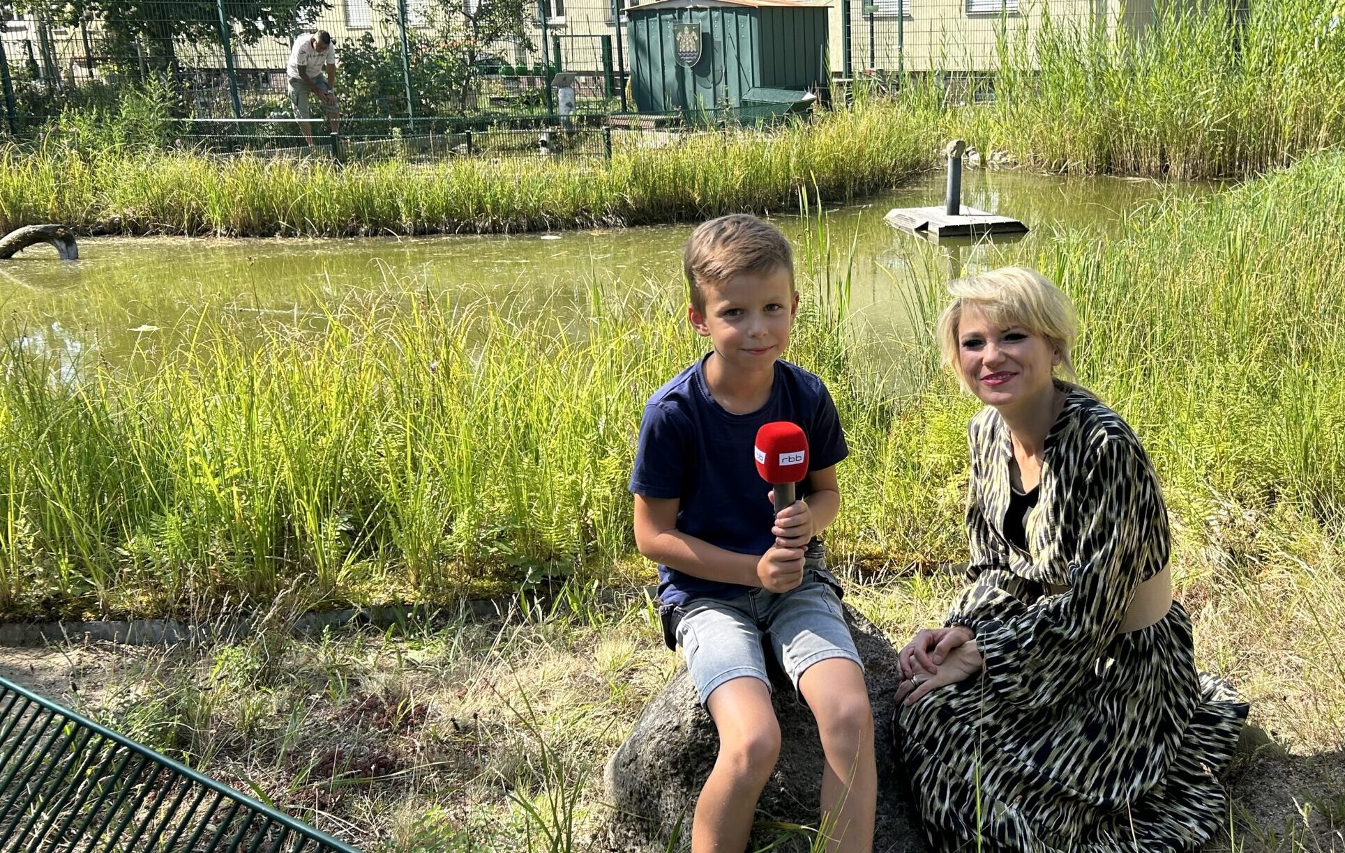 Interview: Pepe hat sich beim Geburtstag des Schildkrötengeheges den Fragen von Joana Jambor, Wetterfee vom RBB, gestellt. Foto: Pauline Thiel