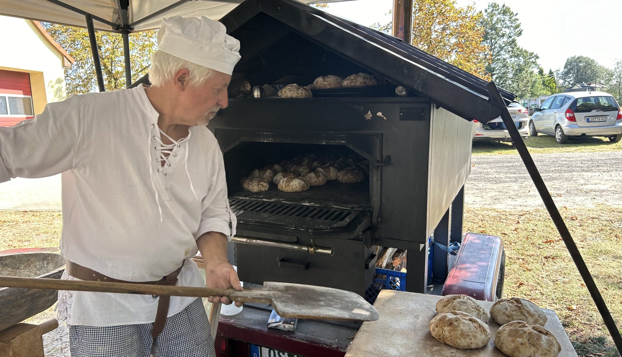 So Lecker!: Bäckermeister Wolfgang Scharmer hat die Festbesucher in Mönchwinkel mit dem Duft von Kürbis- und von Zwiebelbrot aus seinem mobilen Backofen betört. Foto: Pauline Thiel