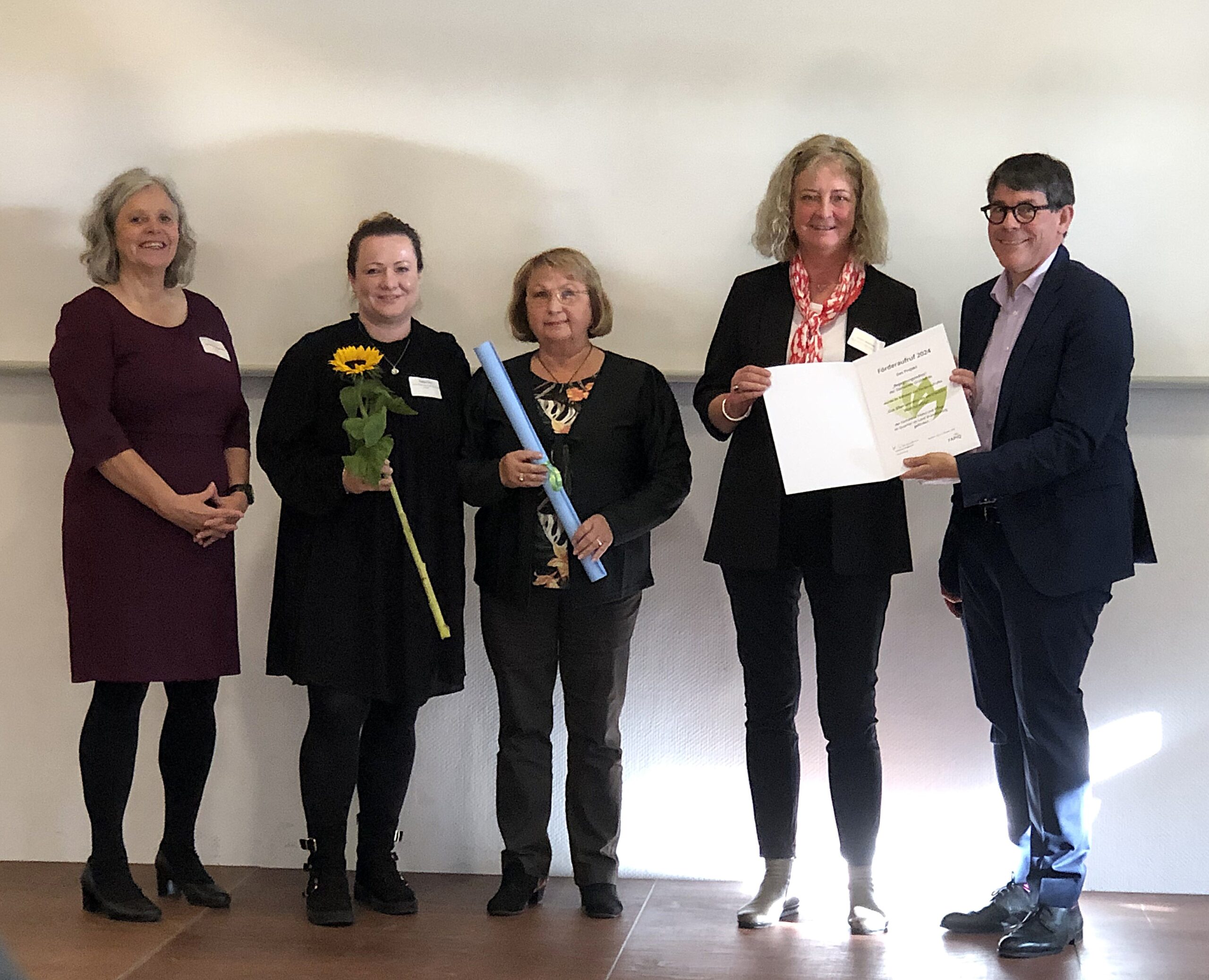 FAPIQ-Projektleiterin Katharina Wiegmann (links) und Dr. Thomas Götz (rechts), Staatssekretär im Sozialministerium, haben die Förderurkunde an Pauline Thiel, Roswitha Richter und Kerstin Wasmuth (in er Mitte von links) überreicht bekommen. Foto: Jane Gersdorf