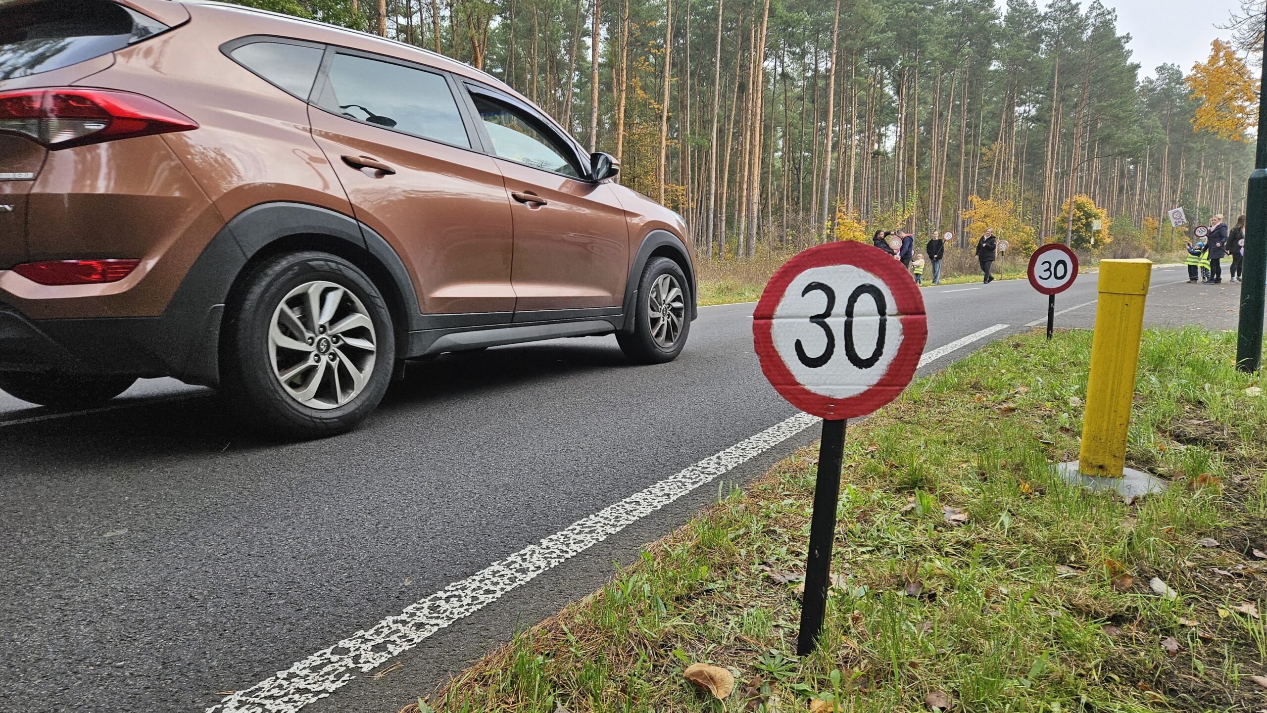 Selbst gebastelt: Zusatzschilder appellieren an die Autofahrer, sich ans Tempo 30 vor der Kita in Spreeau zu halten. Foto: Anke Beißer