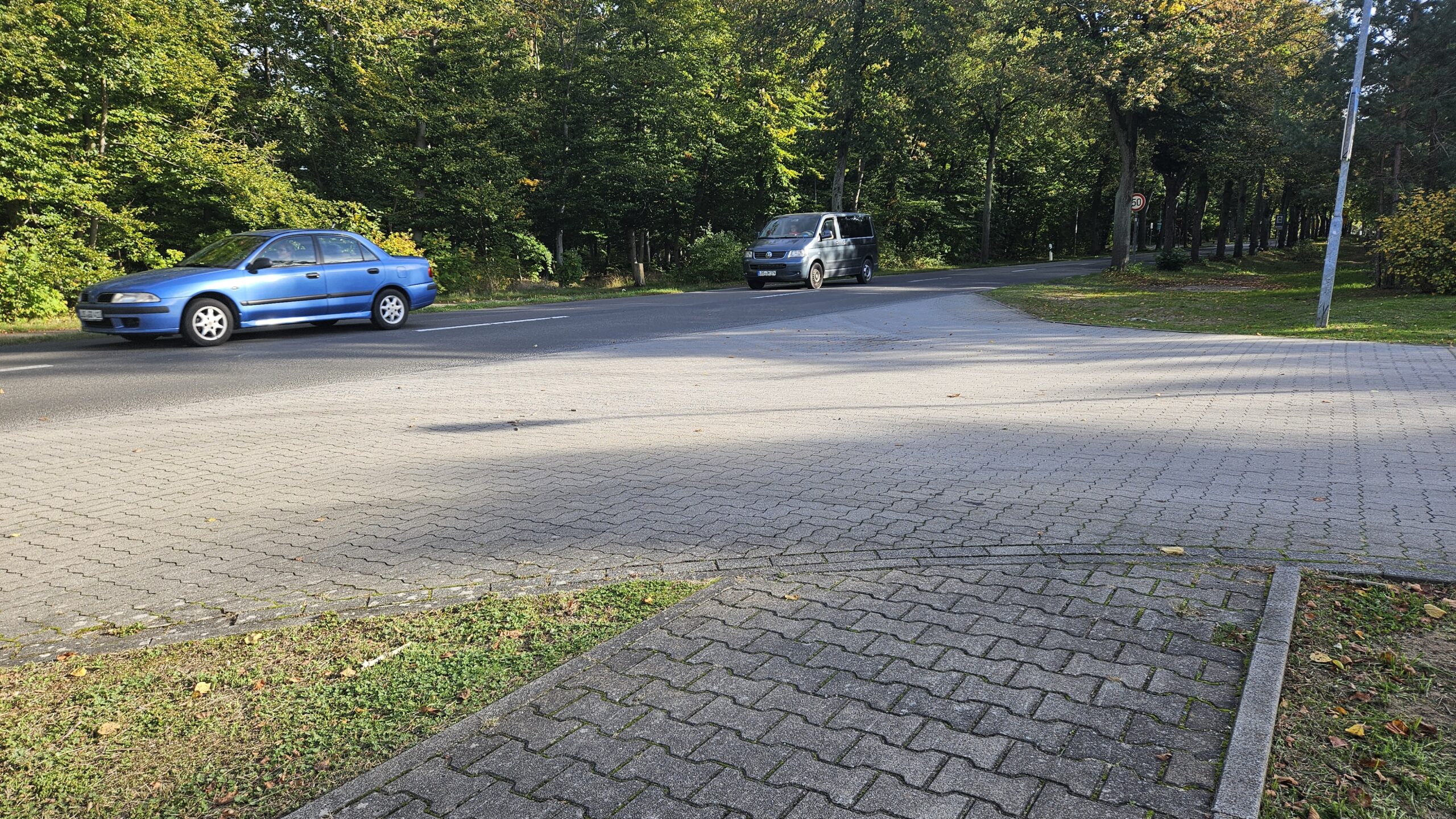 Der Fußweg endet: Und dann geht es über die viel befahrene Straße in Höhe Netto. Foto: Anke Beißer