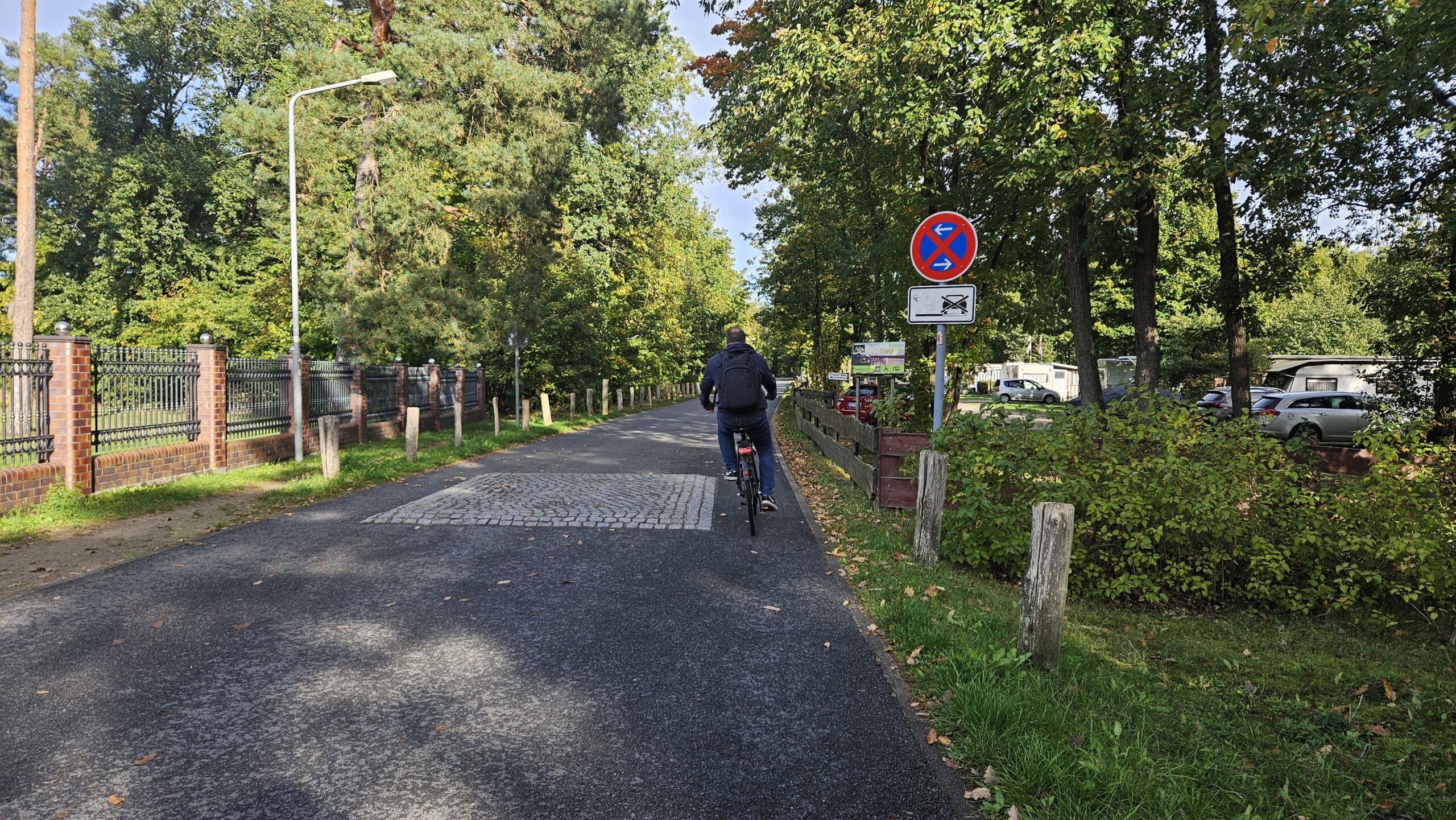 Sieht entspannter aus als, es ist: Normal teilen sich Radfahrer, Autos und Fußgänger die Straße Am Schlangenluch. Foto: Anke Beißer