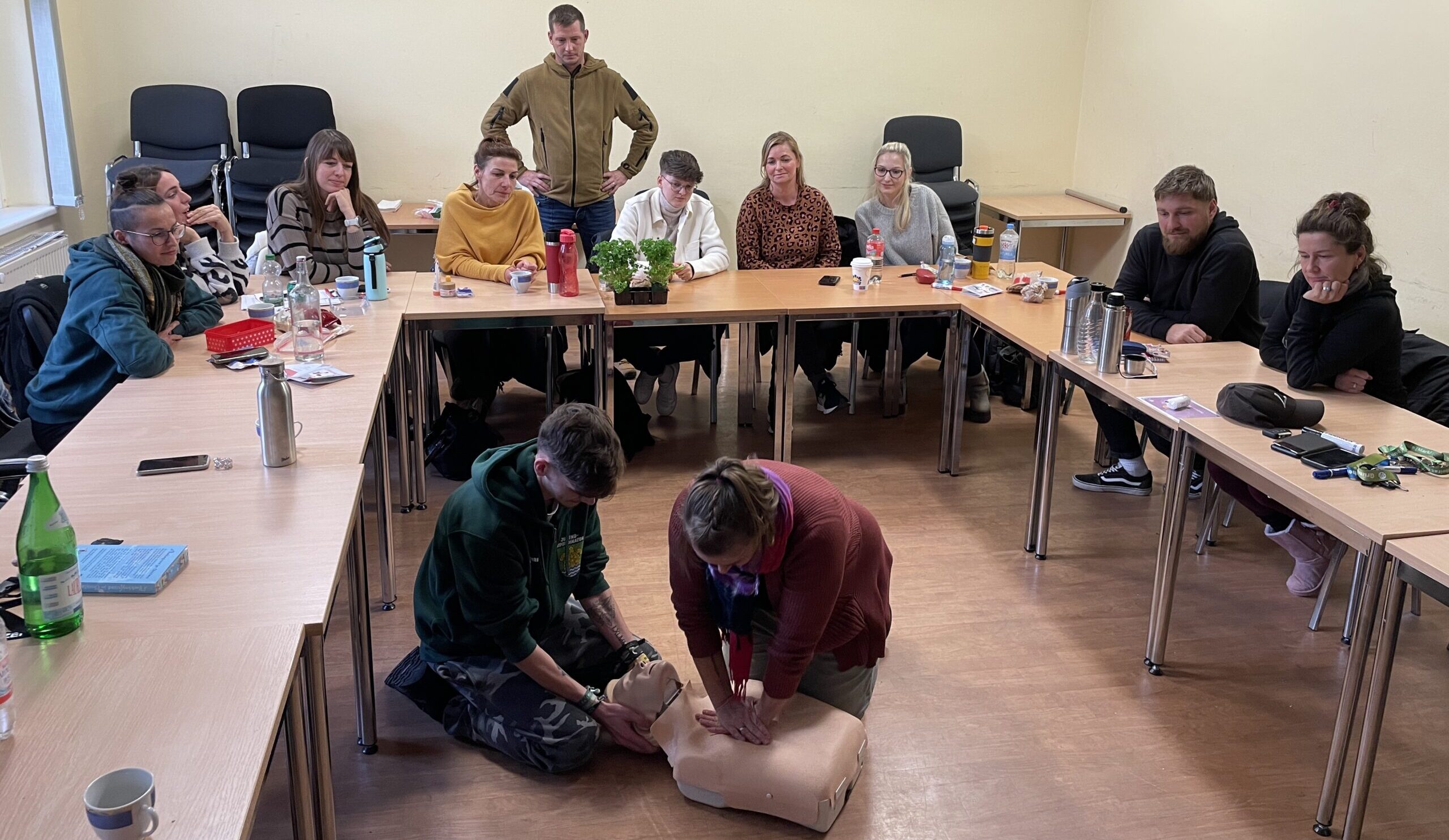Praktische Übung: Katja Hackert aus der Kita Kagel und Felix Jahnke, Jugendkoordinator von Grünheide, frischen die Handgriffe für die Herz-Druck-Massage im Este-Hilfe-Kurs auf. Foto: Martin Wiegold