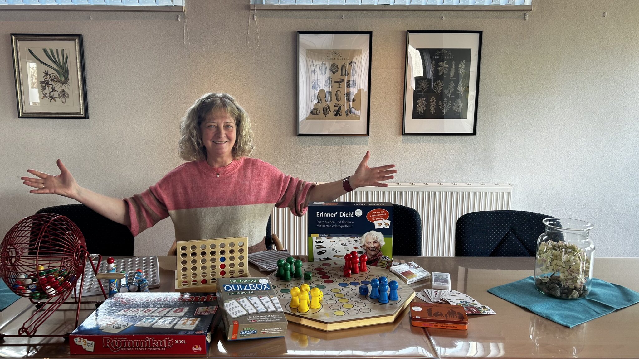 Die Vorbereitungen für das Frühlingsfest laufen bereits: Die Kümmerin Kerstin Wasmuth erweitert kontinuierlich die Ausstattung der „Guten Stube“ im Bürgerhaus Spreeau. Foto: Pauline Thiel