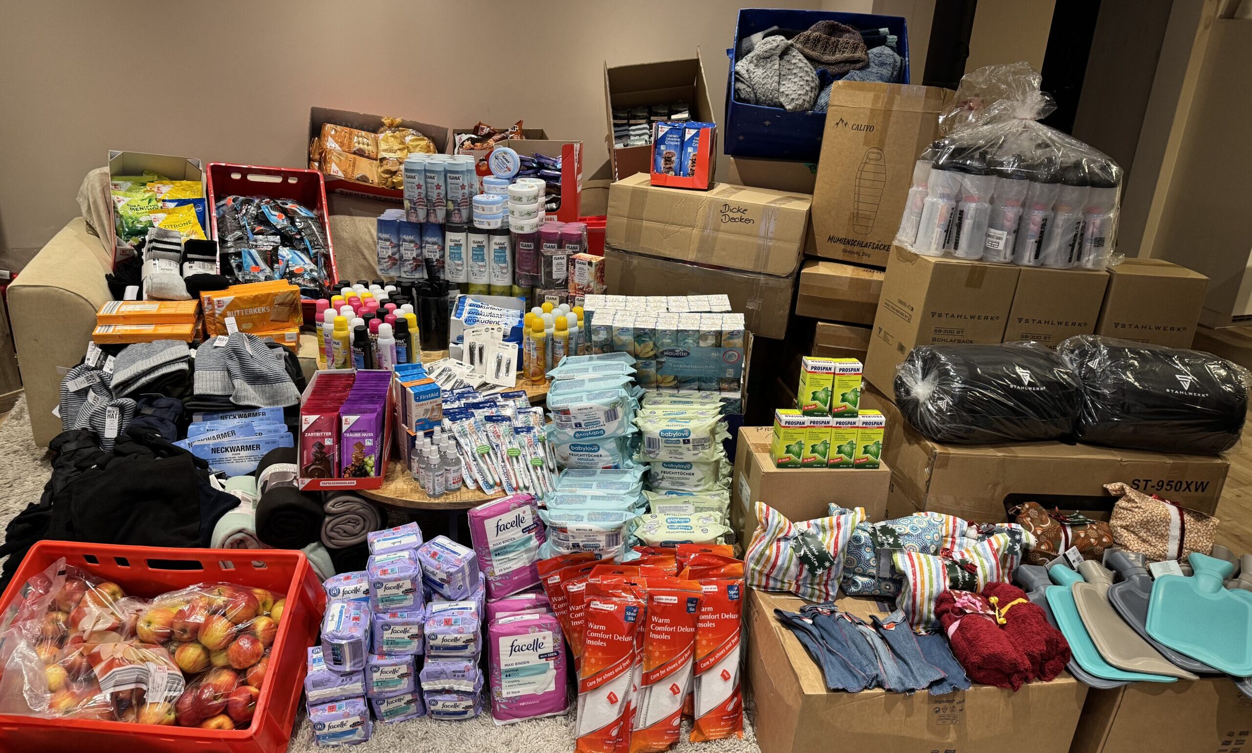 Bergeweise gute Gaben: Von den Spenden haben Sarah und Martina Korallus Drogerieartikel, Süßigkeiten, wärmende Kleidung und mehr eingekauft. Alle Sachen wurden fein säuberlich sortiert, in Kartons verpackt und für den Abtransport nach Berlin bereit gestellt. Foto: Sarah Korallus