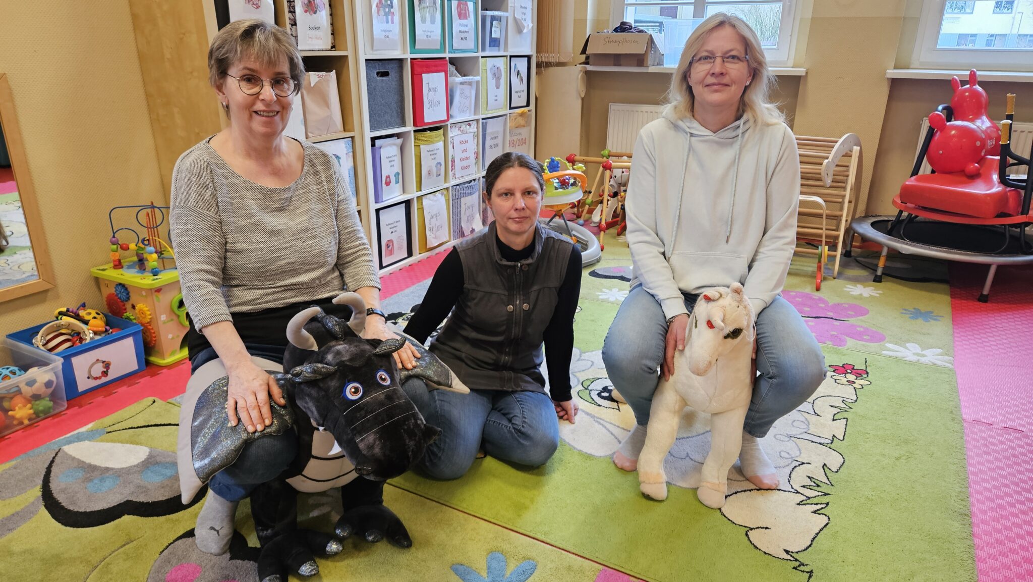 Ein eingespieltes Team: Marlies Eyck, Franziska Lubkoll und Heike Falk (von links) sind die Mitarbeiterinnen vom Eltern-Kind-Zentrum Grünheide. Foto: Anke Beißer