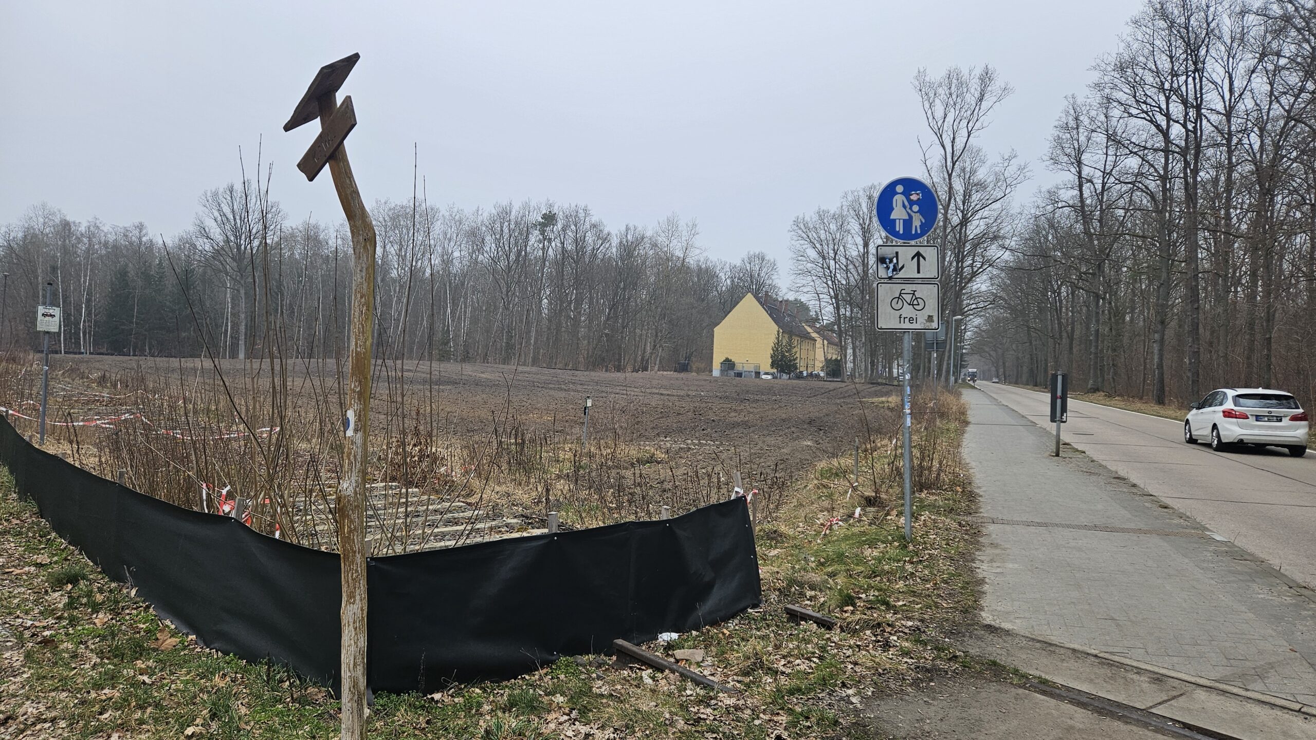 Das Grundstück ist bereit: Die Fläche wird regelmäßig kontrolliert und glatt gezogen, damit sofort nach den Vorliegen der Baugenehmigung losgelegt werden kann. Foto Anke Beißer