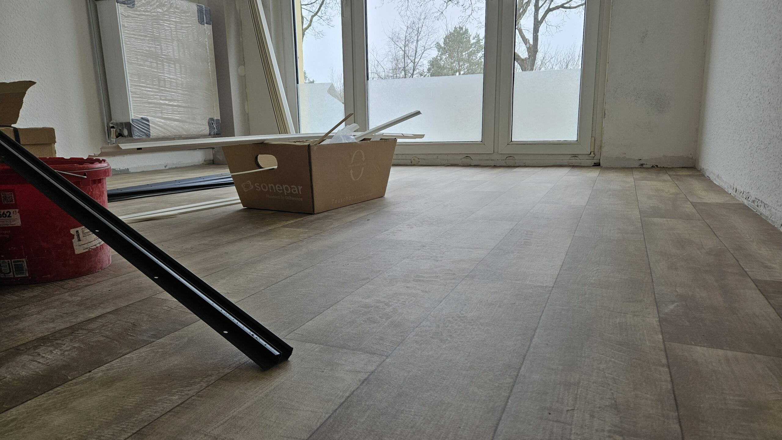 Frisch renoviert: Zum Projekt gehört neben neuen Fußböden auch die malermäßige Instandsetzung der Wohnungen. Foto: Anke Beißer
