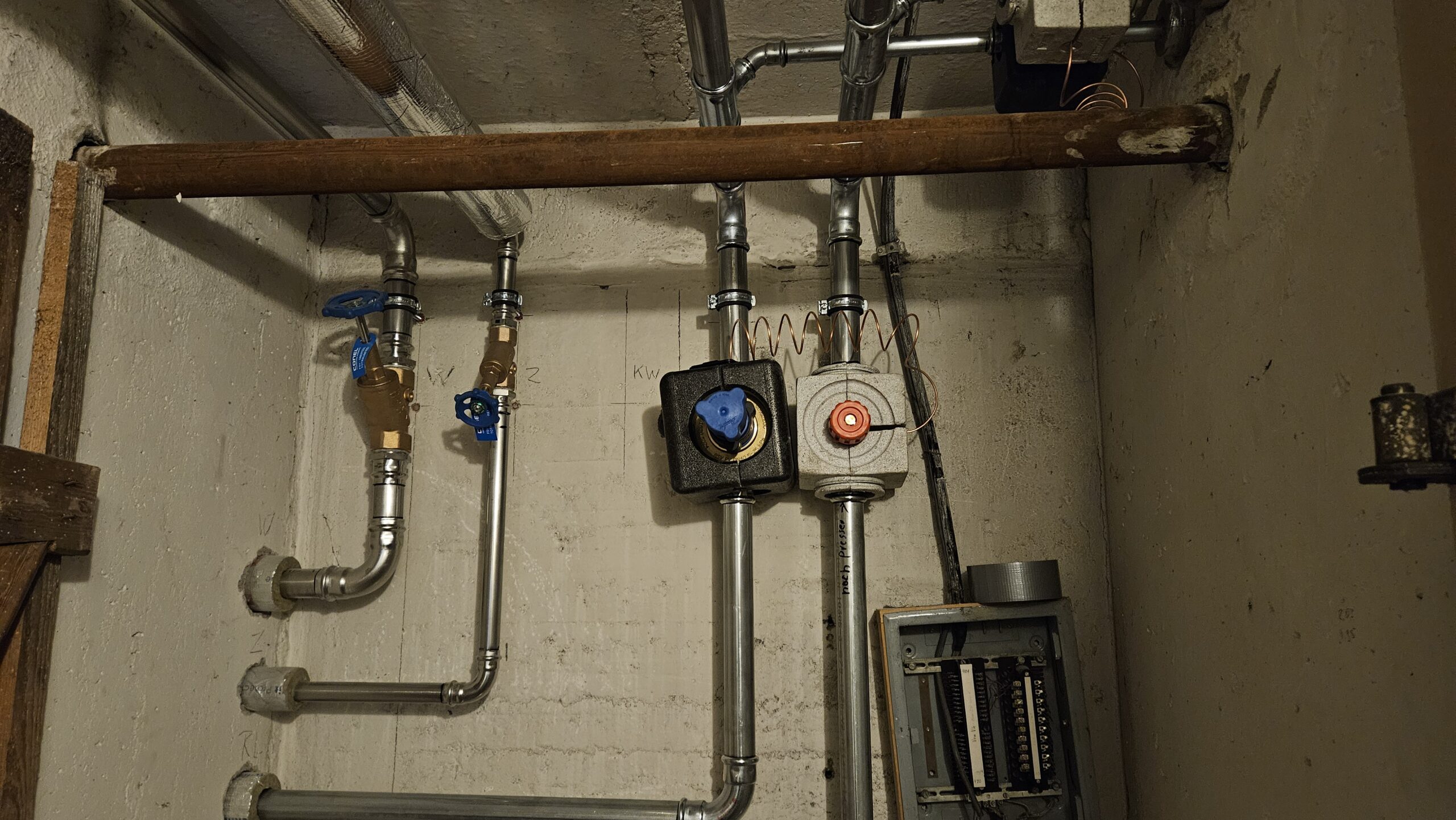 Hoher Aufwand: Das Rohrsystem für Heizung und Wasser wird ebenso getauscht wie alle Elektroleitungen. Im Keller sind die neuen Anschlüsse schon hergestellt. Foto: Anke Beißer