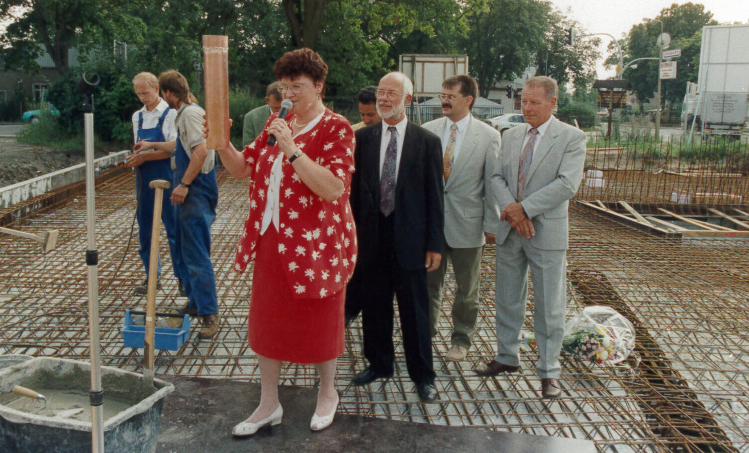 Juli 1997: Lieselotte Fitzke, Bürgermeisterin von Grünheide, legt der Grundstein fürs Grünheider Rathaus.