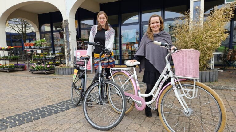 Freuen sich schon auf die Anmeldungen: Diana Nolander, Tourismus-Managerin von Grünheide (links), und Pauline Thiel, Koordinatorin des Lokalen Bündnis für Familie, werden am Sonntag, dem 27. April, die traditionelle Tour durch die sechs Ortsteile der Gemeinde, anführen. Foto: Anke Beißer