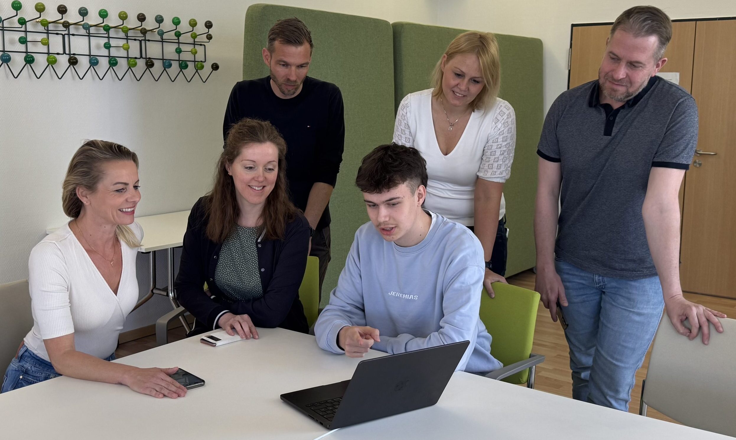 Haben die App mit gebaut: Ariane Kaatz, Diana Nolander, Erik Burdach (vorn von links), Nico Bauermeister, Anne-Kathrin Rochow und Daniel Burdach (hinten von links) vom Rathaus-Team. Foto: Jocelyn Hopp