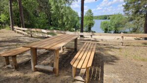 Hübsches Ambiente: Zum Verweilen laden am Eichbrand (Werlsee-Südstrand) jetzt Tisch und Bänke ein. Foto: Anke Beißer