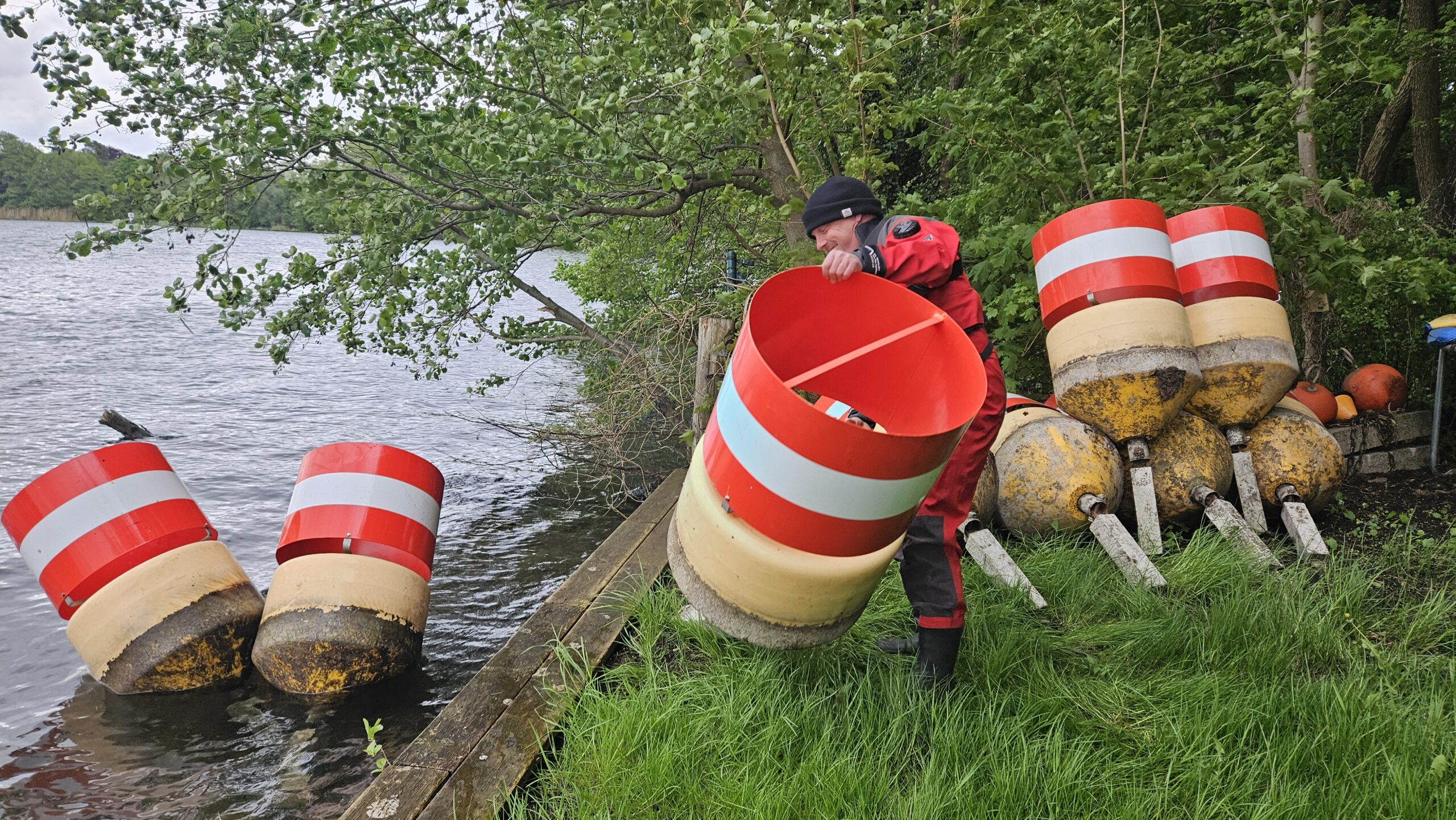 Schwerstarbeit: Taucher Martin von Lachner hievt die Tonnen in den Werlsee. Foto: Anke Beißer
