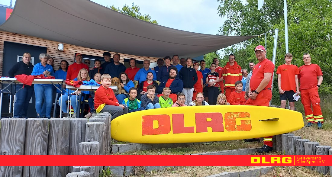 Start in die Saison 2025: Die Deutsche Lebensrettungsgesellschaft Oder-Spree hat sich am 10. Mai an ihrer Wache am Peetzsee-Sandstrand getroffen. Foto: Dajana Runge