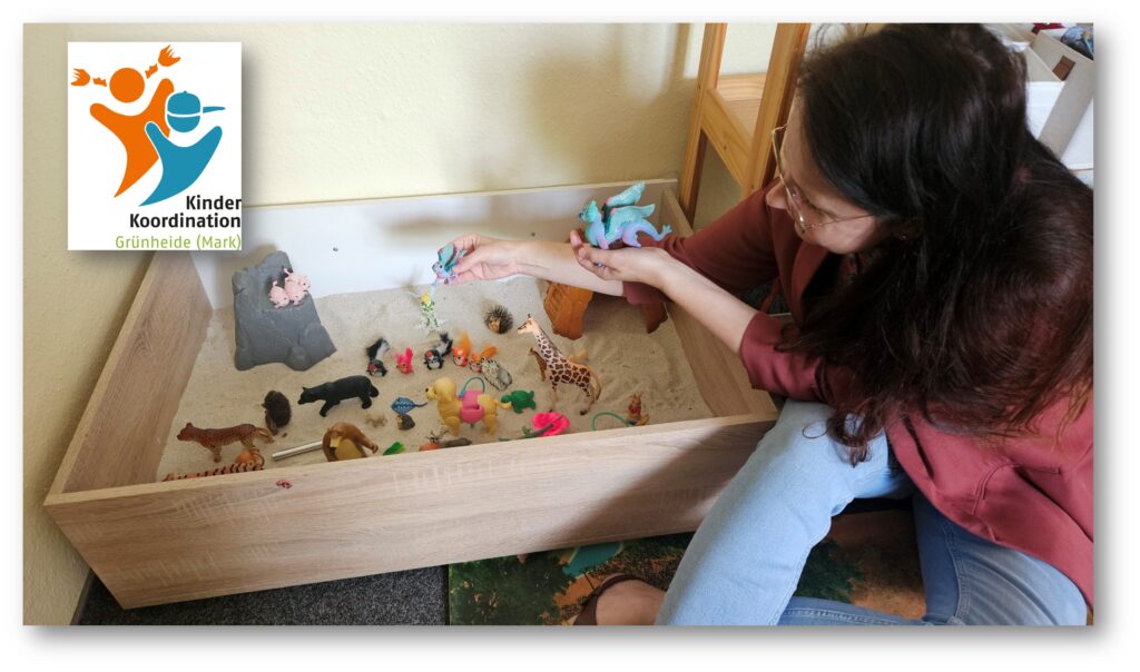 Sandkasten-Angebot: Stefanie Höhn, Kinderkoordinatorin der Gemeinde Grünheide, entdeckt immer neue Wege, Kinder in ihrer Entwicklung zu unterstützen und zu fördern. Dazu gehört auch die Magie von Sand. Foto/Montage: Anke Beißer