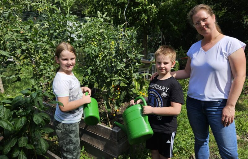 Nachwuchs mit dem grünen Daumen: Niklas und Yannick (beide 9, von links) sind von Anfang an bei der Schulgarten-AG auf dem Löcknitzcampus dabei. Sabine Mrose gehört zu den Müttern, die sich für das Projekt engagieren – und auch in der Ferienzeit die Pflege organisieren. Foto: Anke Beißer