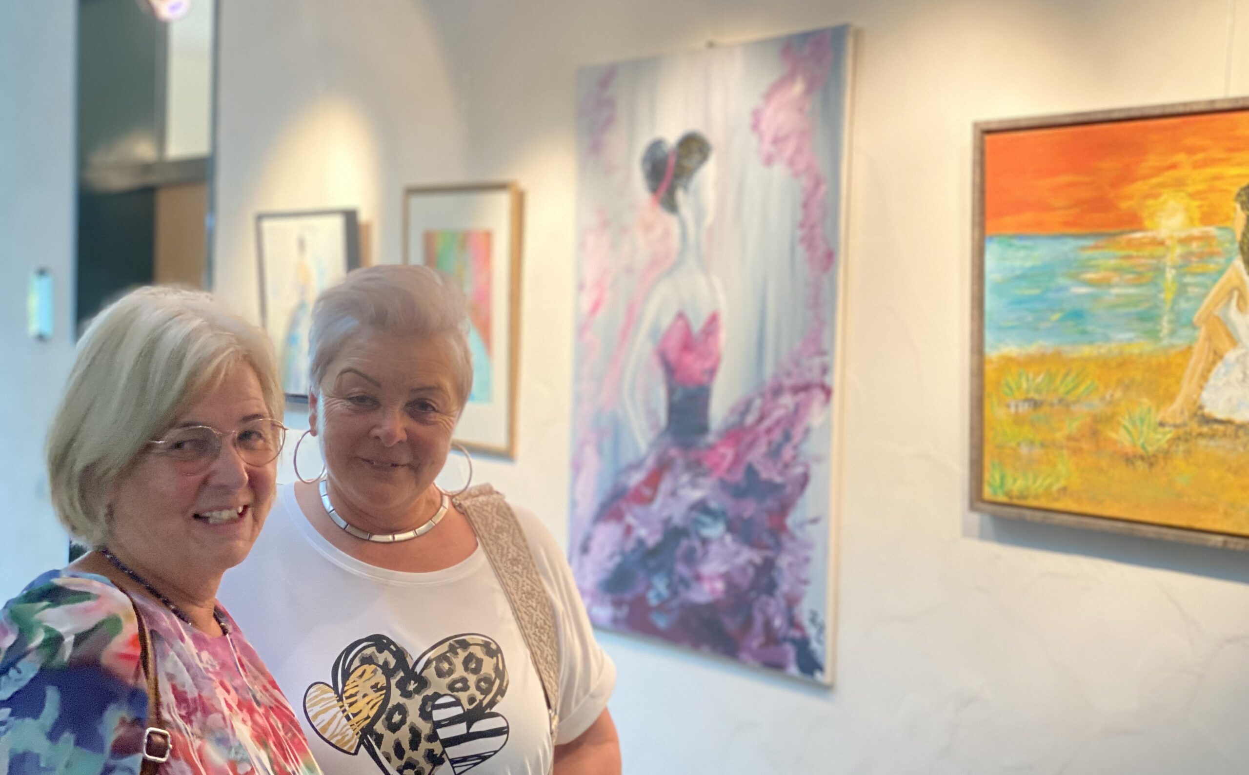 Freundinnen der Künstlerin Carola Siebmund und Ingrid Winkler erfreuen sich an den farbenfrohen Bildern. Foto_Ariane Kaatz