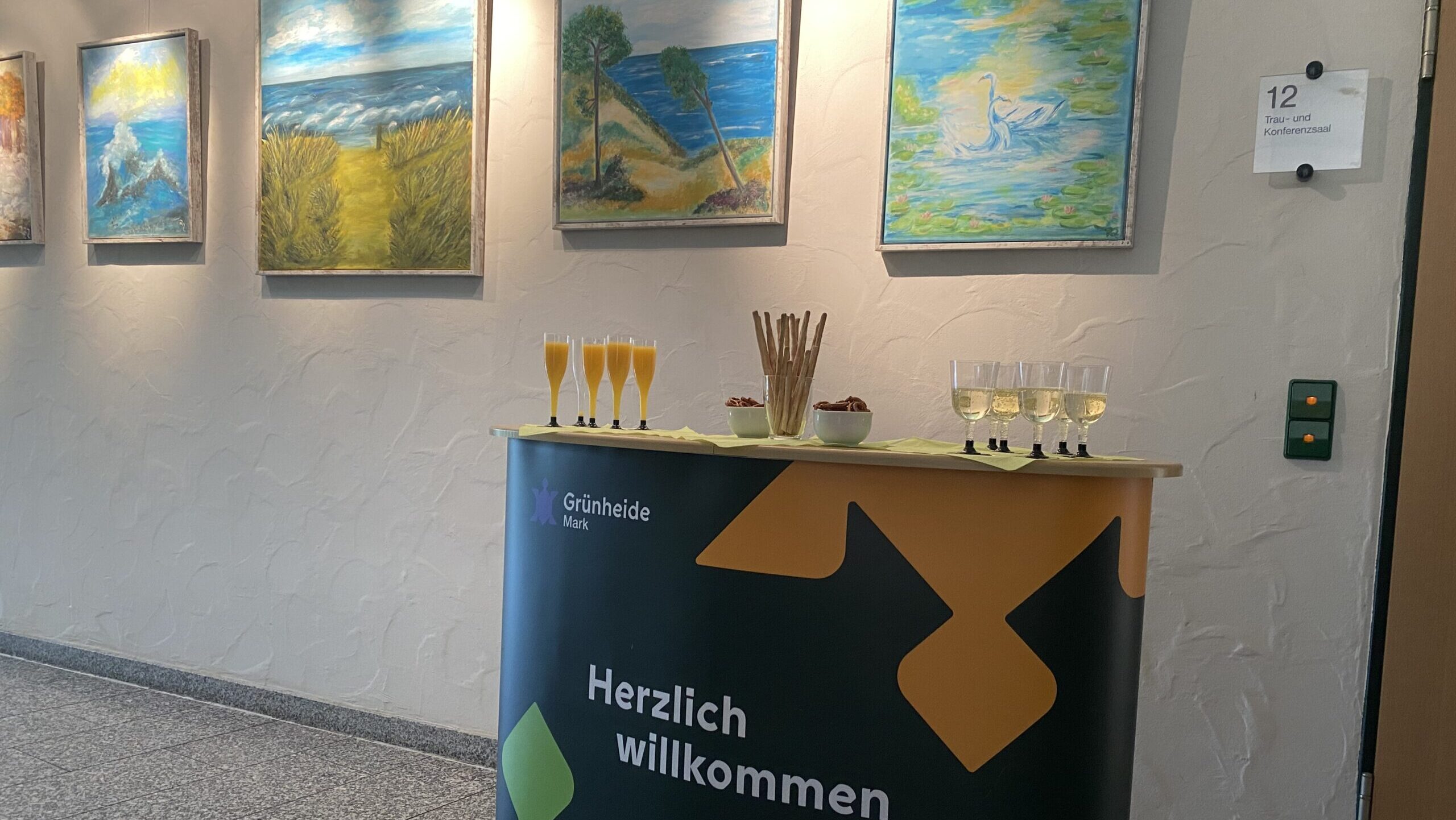 Sektempfang im Foyer des Rathauses Grünheide (Mark): Gäste wurden herzlich mit einem Glas Sekt oder Saft begrüßt. Foto Ariane Kaatz
