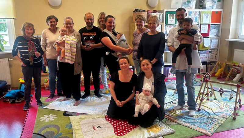Ausgelassenes Kennenlernen: Bei der Babybegrüßung kam viel Freude auf. Foto: Anne-Katrin Rochow