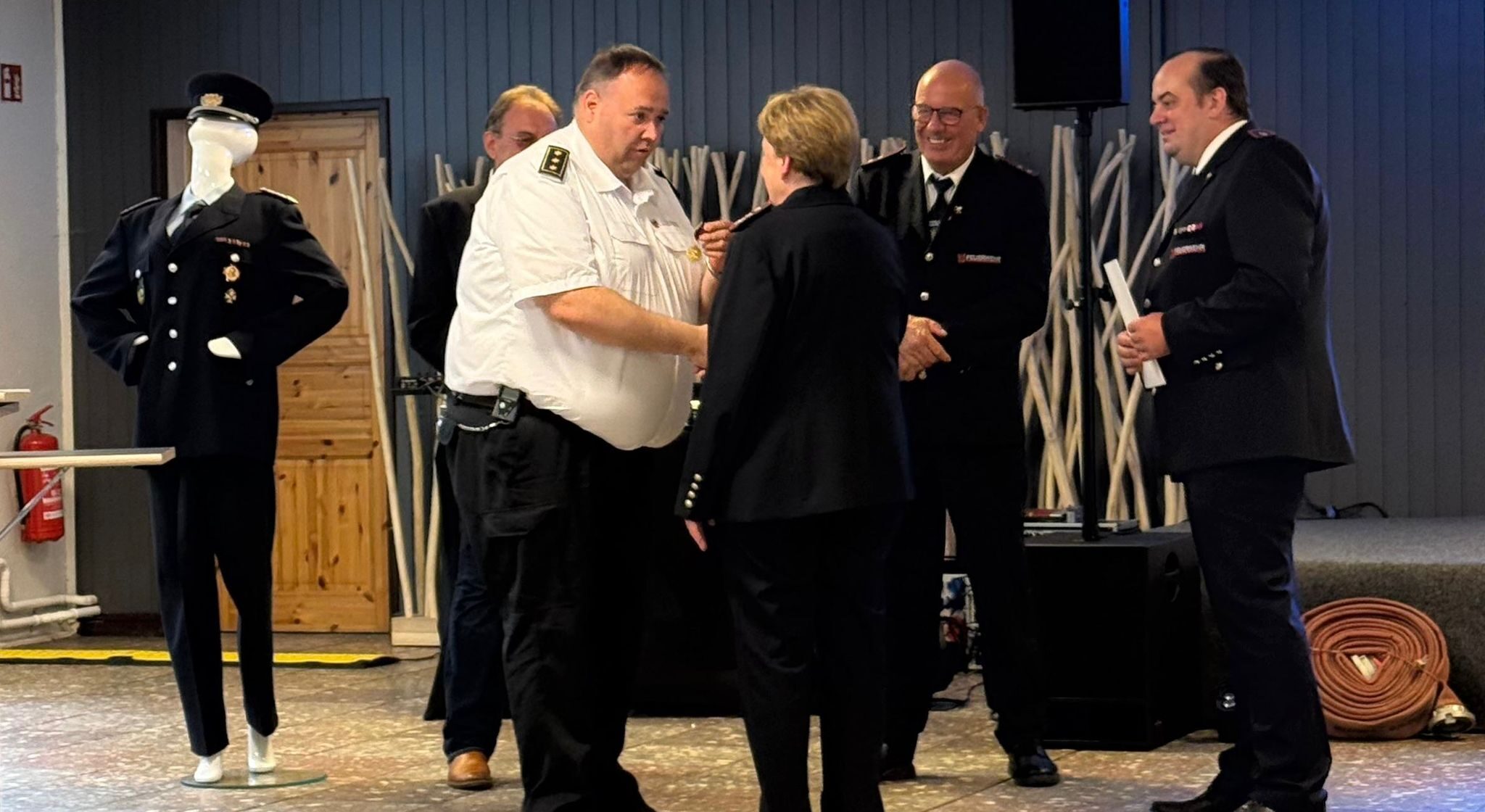 Ehre, wem Ehre gebührt: Der stellvertretender Kreisbrandmeister von Oder-Spree, Andreas Diebert, überreichte Erna Lehmann aus Kienbaum die Urkunde für 50 Jahre treue Dienste in der Freiwilligen Feuerwehr. Foto: Julien Pfeiffer
