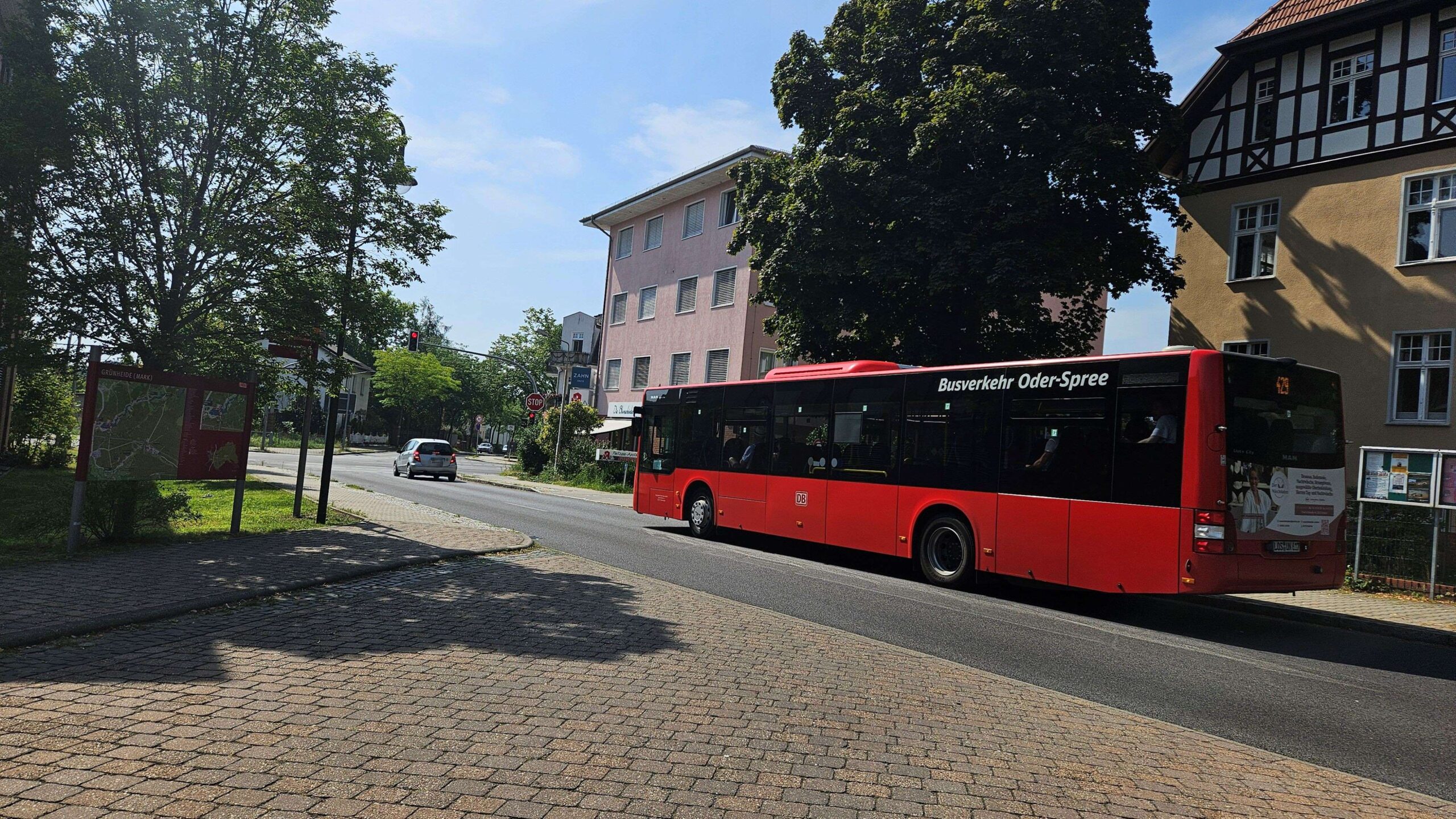 Wichtige Komponente für die Mobilität: Der Busverkehr in Grünheide wird in der digitalen Karte mit vielen Anmerkungen versehen. Foto: Anke Beißer