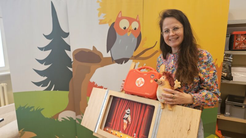 Angebot in Sachen Erste Hilfe: Kinderkoordinatorin Stefanie Höhn zeigt Kindern, wie sie im Notfall helfen können - und wie sie Gefahren vermeiden. Foto: Anke Beißer