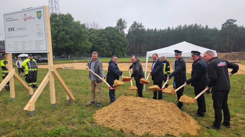 Strahlende Gesichter trotz des Regens: Am Freitagvormittag (29. August) konnte der erste Spatenstich für das neue Feuerwehrdepot in Neu-Mönchwinkel vollzogen werden. Die Bauzeit wird mit einem Jahr angegeben. Foto: Anke Beißer