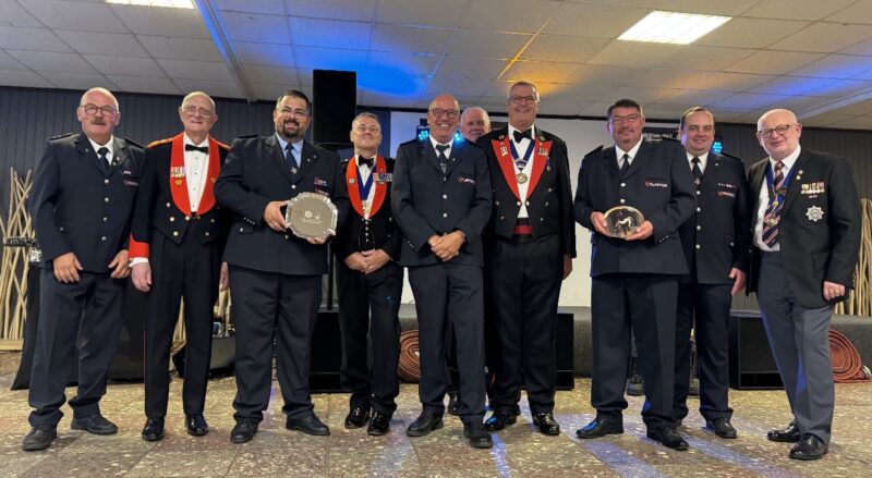 Gäste mit weiter Anfahrt: Beim Ball der Gemeindefeuerwehr von Grünheide wurde ein weiteres Kapitel in der Partnerschaft mit dem Landesfeuerwehrverband aus Großbritannien sowie der Feuerwehrverband aus London geschrieben. Foto: Stefan Wedow