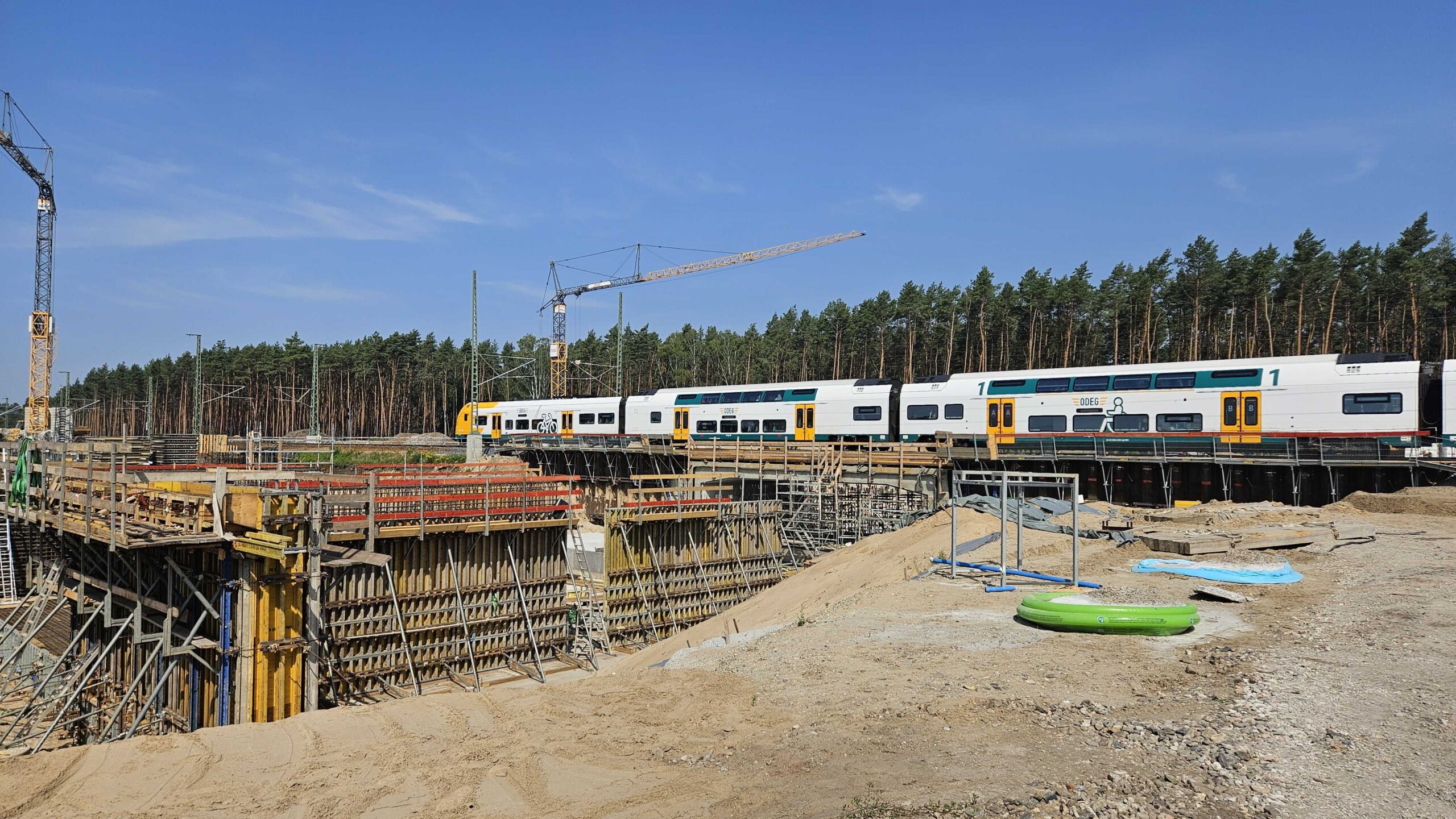 Tunnelbau: Die Züge fahren bereits über das erste eingeschobene Tunnelsegment. Nummer zwei und drei werden fürs Einschieben vorbereitet. Foto: Anke Beißer