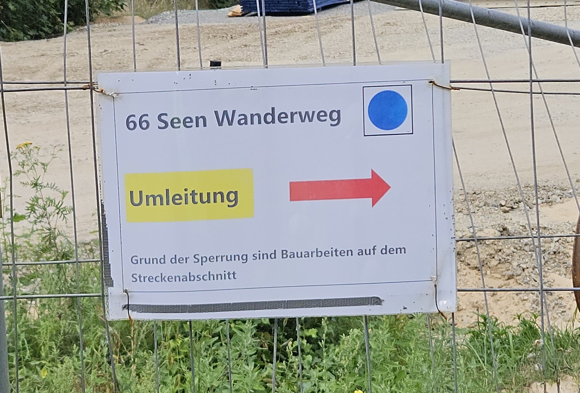 Hier entlang: Der Wanderweg musste für die Bauarbeiten umgeleitet werden. Foto: Anke Beißer