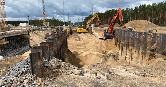 Blick zurück - Vorbereitung für den Tunnelbau: Gleise und Gleisbett sind aufgenommen, damit die Grube für das erste Tunnelsegment ausgehoben werden kann. Foto: Bettina von Jutrzenka