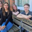 Auf ein Neues im Azubi-Trio: Eva Renner (links) hat gerade ihre Ausbildung in der Grünheider Gemeindeverwaltung begonnen, Christopher Manthei (rechts) hat sie im Sommer abgeschlossen und arbeitet jetzt in Tourist-Info. Lara Skrzypietz (2.v.l.) ist hat ihr drittes, Theresa Stäritz ihr 2. Lehrjahr vor sich. Foto: Anke Beißer