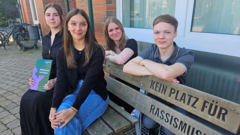 Auf ein Neues im Azubi-Trio: Eva Renner (links) hat gerade ihre Ausbildung in der Grünheider Gemeindeverwaltung begonnen, Christopher Manthei (rechts) hat sie im Sommer abgeschlossen und arbeitet jetzt in Tourist-Info. Lara Skrzypietz (2.v.l.) ist hat ihr drittes, Theresa Stäritz ihr 2. Lehrjahr vor sich. Foto: Anke Beißer