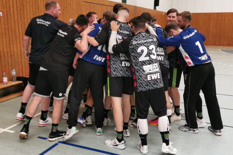 Handball in Grünheide: Die Regionalliga-Männer des Grünheider SV schwören sich beim letzten Test vor dem scharfen Saisonstart am Samstag, dem 13. September, als Team ein. Foto: Roland Hanke
