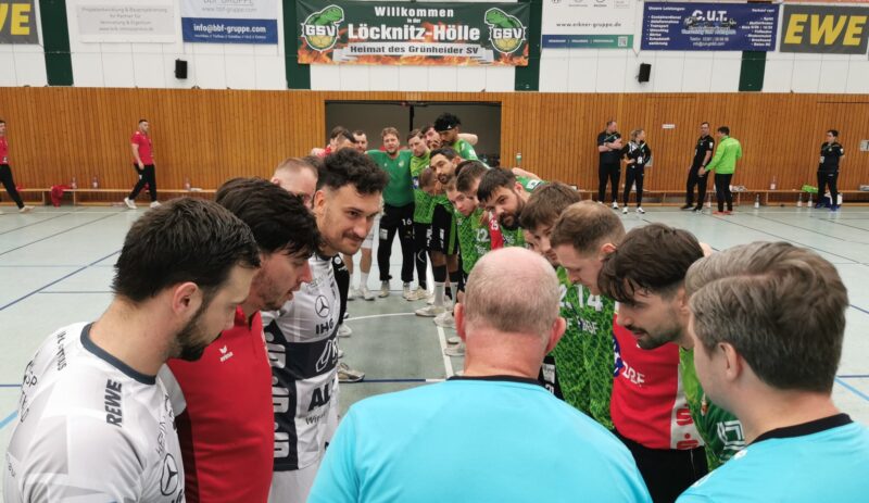 Harter Brocken: Die Männer des Grünheider SV I (rechts) traf auf Drittliga-Absteiger Lausitzer HC Cottbus. Foto: Roland Hanke